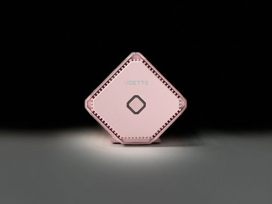 Compacte witte luchtreiniger voor kleine ruimtes en auto's