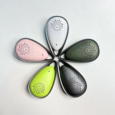 Roze draagbare luchtreiniger met een batterijduur van 21 uur en een batterijcapaciteit van 850 MAh